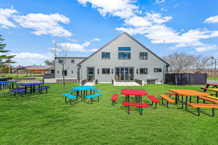 9095 Sound Ave, Mattituck, NY à vendre - Photo du bâtiment - Image 2 de 37