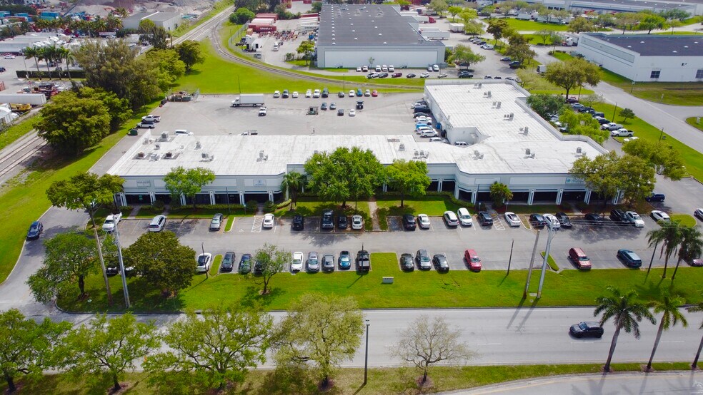 9960 NW 116th Way, Medley, FL à louer - Photo du bâtiment - Image 2 de 2