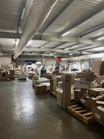 Flex in Châteaurenard for lease - Interior Photo - Image 2 of 8