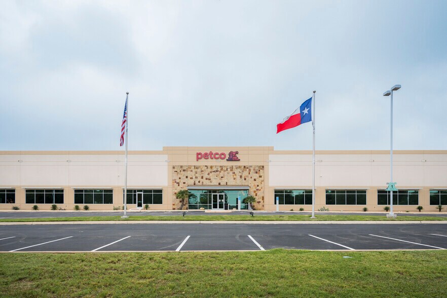 654 Richland Hills Dr, San Antonio, TX à louer - Photo du bâtiment - Image 2 de 14