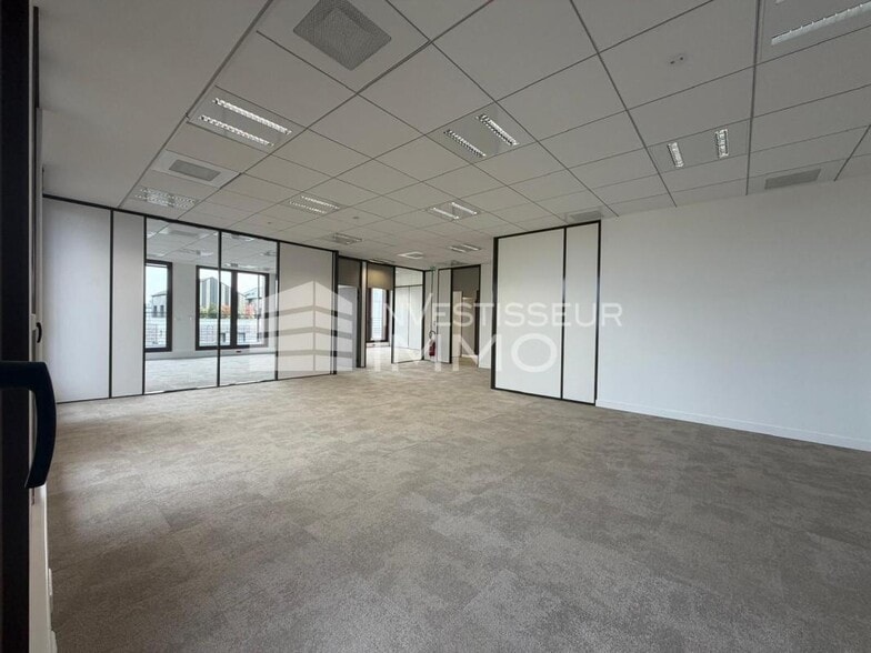 Office in Montévrain for lease - Interior Photo - Image 1 of 4