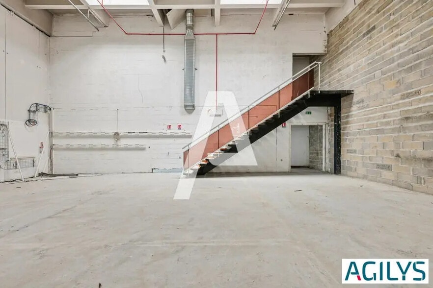 Flex in Rungis for lease - Interior Photo - Image 3 of 5