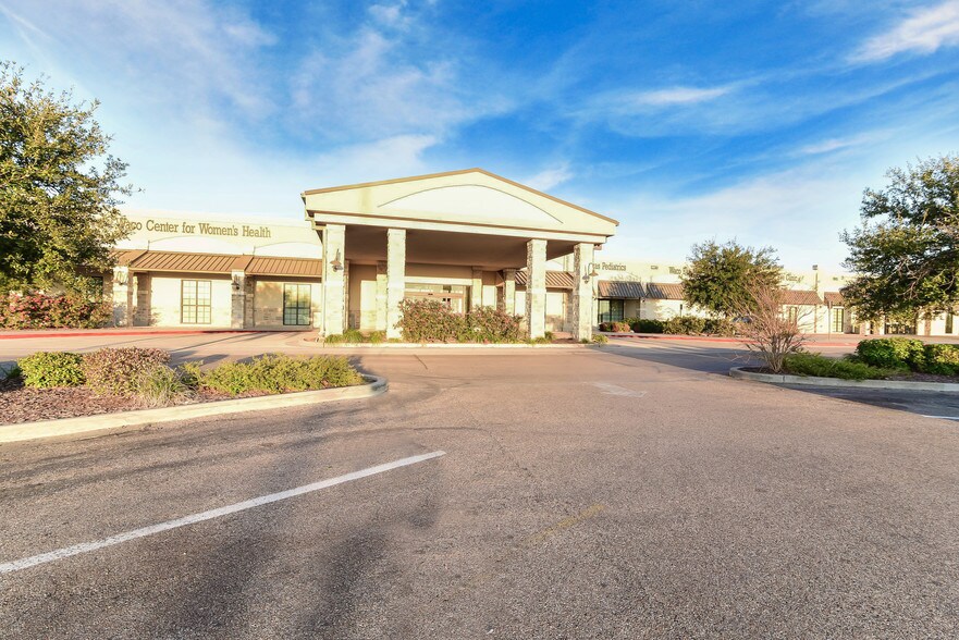 601 W State Highway 6, Waco, TX à louer - Photo du bâtiment - Image 2 de 2