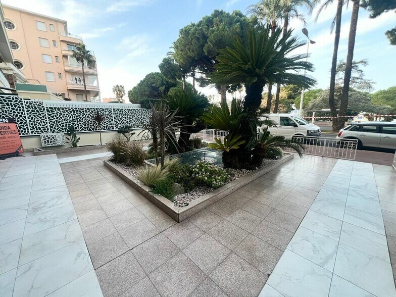 93 Boulevard De La Croisette, Cannes à vendre - Photo du bâtiment - Image 2 de 8