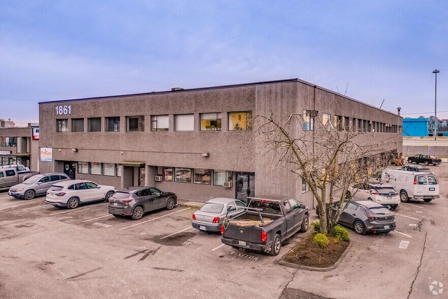 1801-1861 Welch St, North Vancouver District, BC à louer - Photo du bâtiment - Image 3 de 4