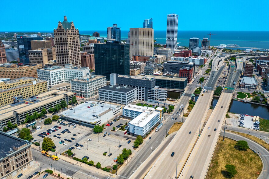 191 Michigan, Milwaukee, WI à vendre - Aérien - Image 2 de 7