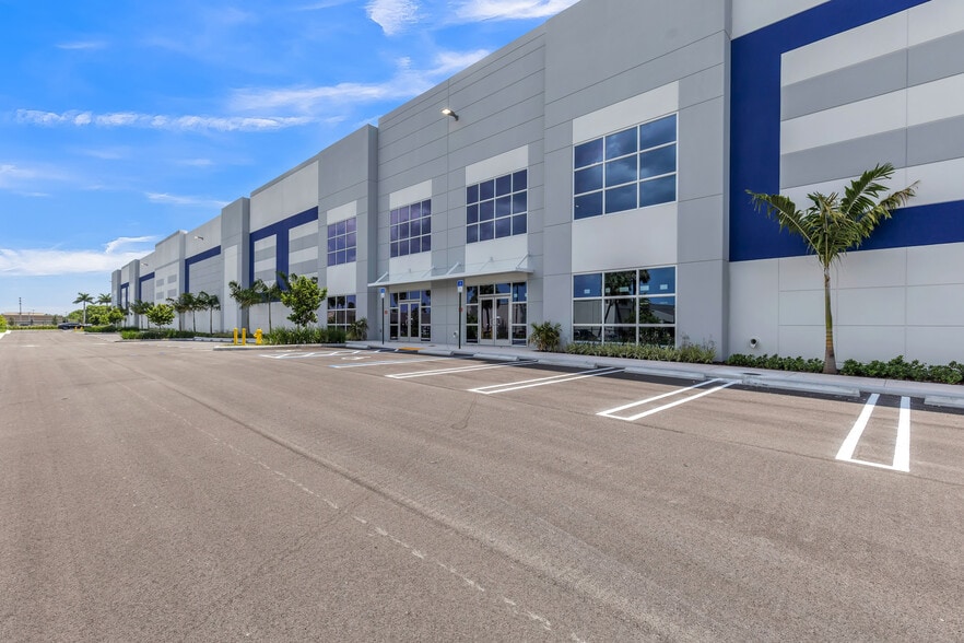6405 NW 167th ST, Hialeah, FL for lease - Building Photo - Image 3 of 14