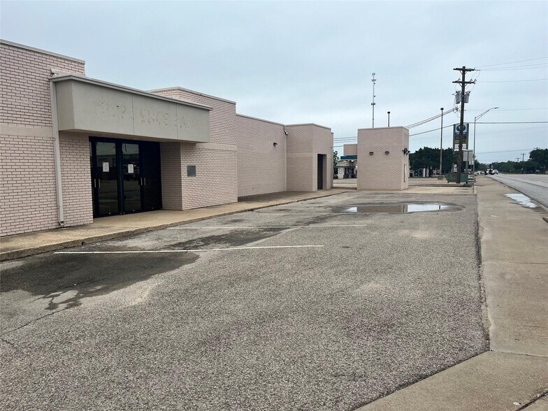 101 N 4th St, Lometa, TX à vendre - Photo du bâtiment - Image 3 de 16