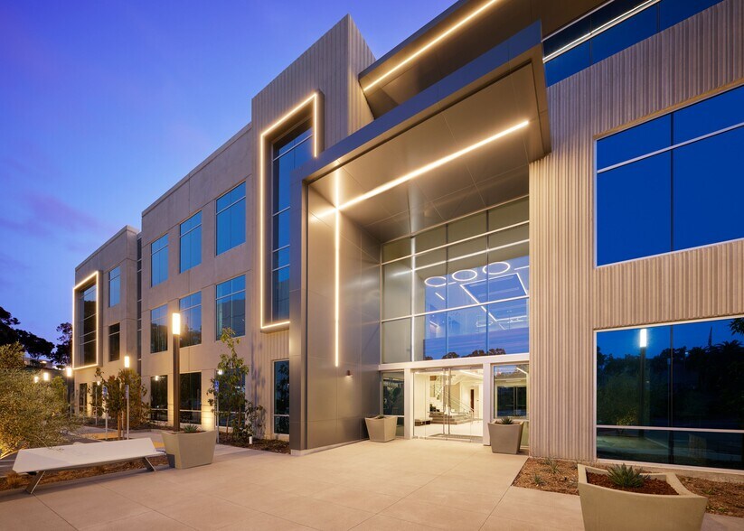 16705 Via del Campo Ct, San Diego, CA à louer - Photo du bâtiment - Image 2 de 7