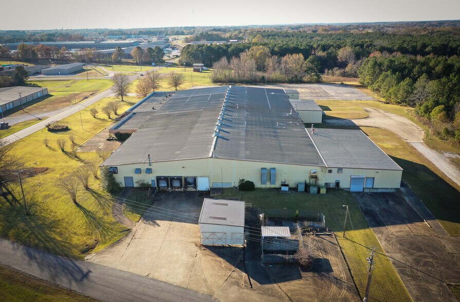 200 E Parker Dr, Booneville, MS à louer - Photo du bâtiment - Image 2 de 14