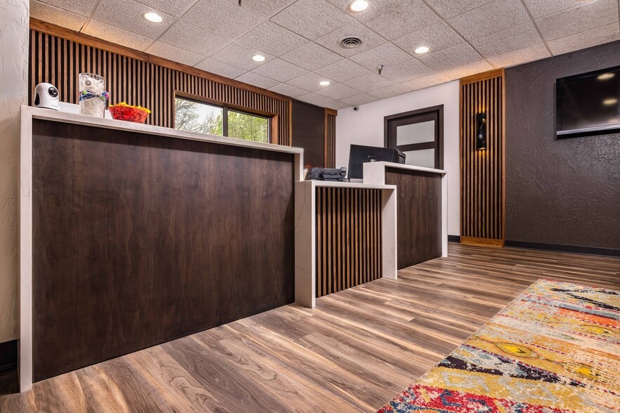 3745 S Fremont Ave, Springfield, MO for sale - Interior Photo - Image 3 of 18