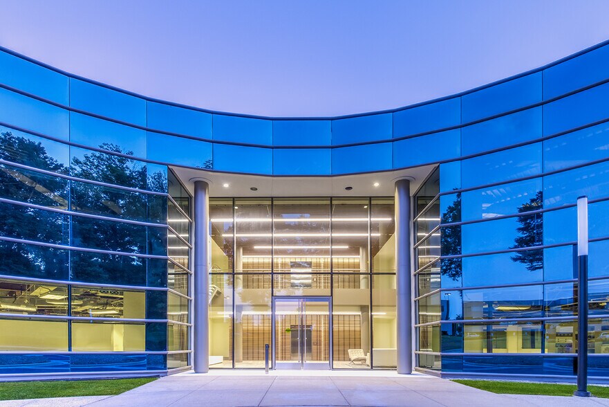 9405 Arrowpoint Blvd, Charlotte, NC à louer - Photo du bâtiment - Image 3 de 8