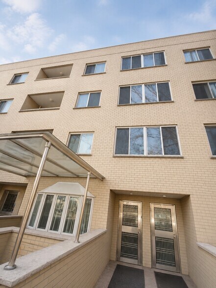 13238 41st Ave, Flushing, NY à vendre - Photo du bâtiment - Image 2 de 6