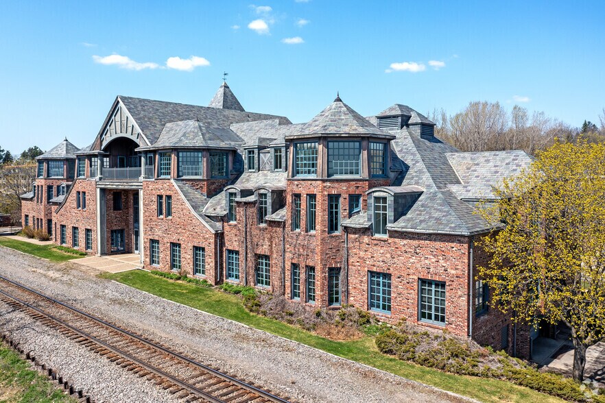 200 Lake St E, Wayzata, MN à louer - Photo du bâtiment - Image 2 de 12