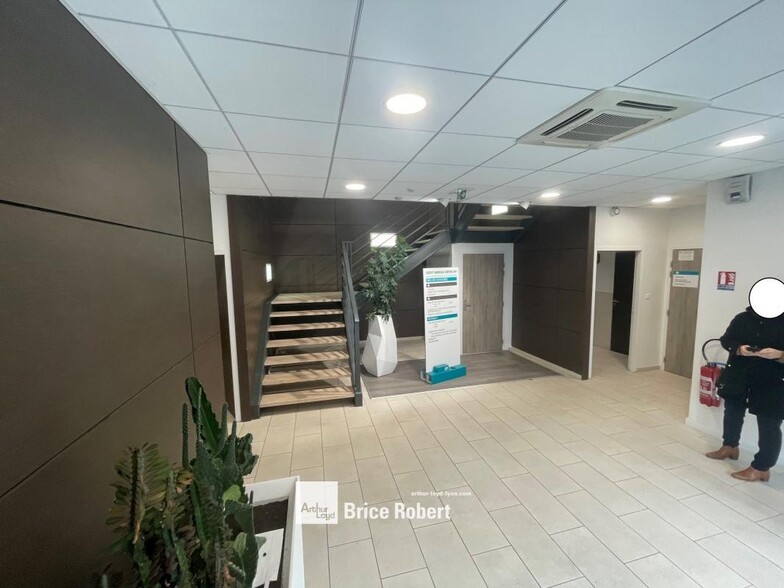 18 Chemin Des Cuers, Dardilly à louer - Hall d’entrée - Image 2 de 6