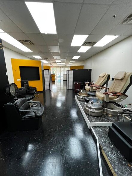 11 Smokehouse Dr, Fredericksburg, VA for lease - Building Photo - Image 3 of 5