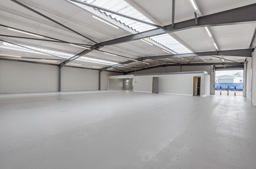 Dedworth Rd, Windsor for lease - Building Photo - Image 2 of 7