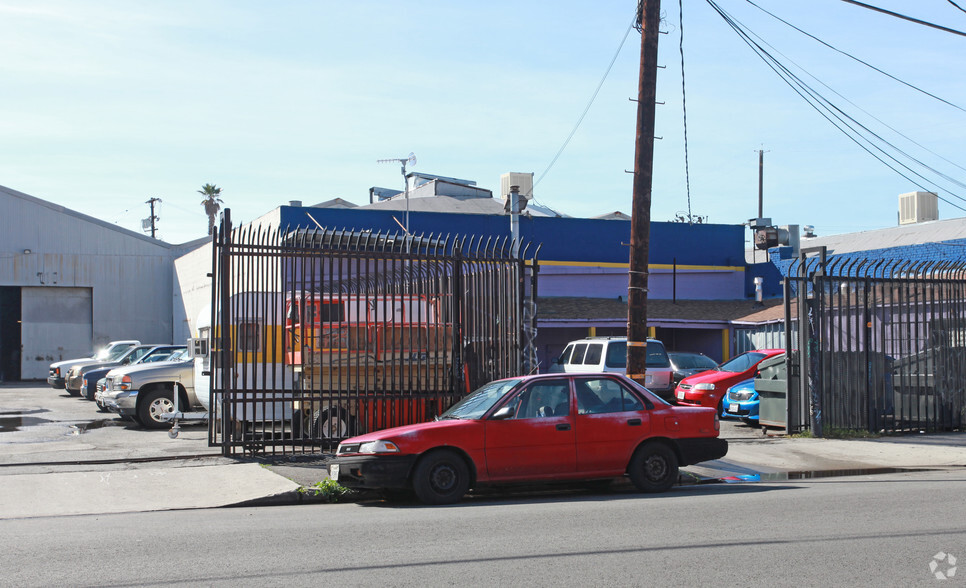 Industrial Property Just East of USC portfolio of 2 properties for sale on LoopNet.ca - Primary Photo - Image 3 of 3