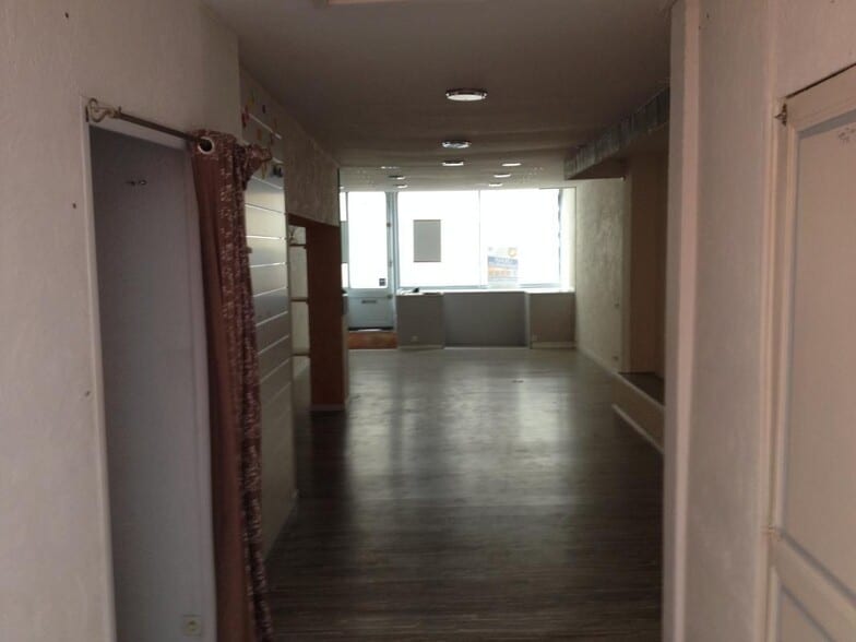 Retail in Limoges for lease - Interior Photo - Image 3 of 4