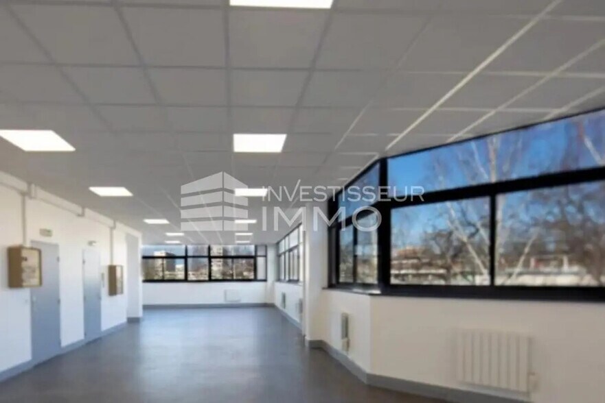 Office in Saint-Denis for lease - Interior Photo - Image 3 of 4