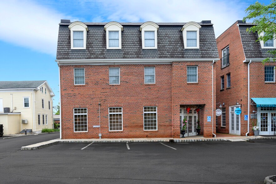 12 S Main St, Pennington, NJ à vendre - Photo du bâtiment - Image 2 de 10