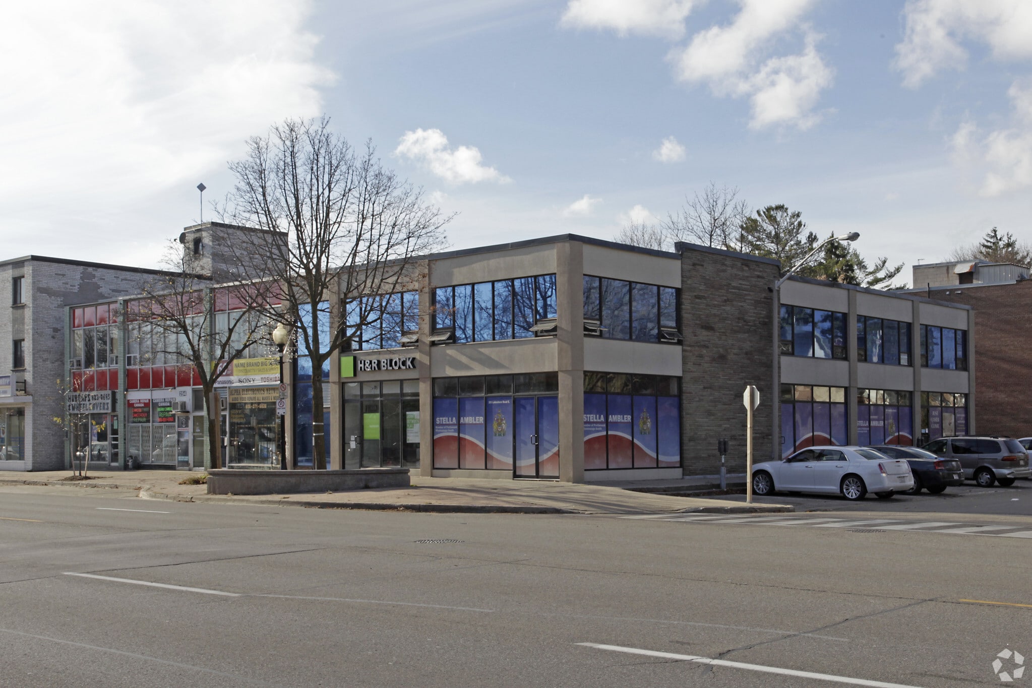 252-260 Lakeshore Rd E, Mississauga, ON for lease Primary Photo- Image 1 of 4
