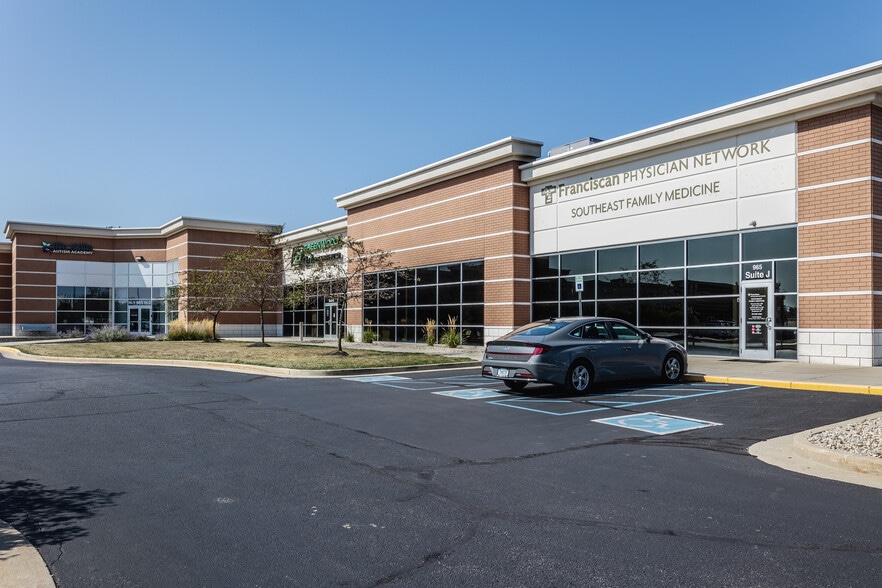 965 N Emerson Ave, Greenwood, IN for lease - Building Photo - Image 2 of 17