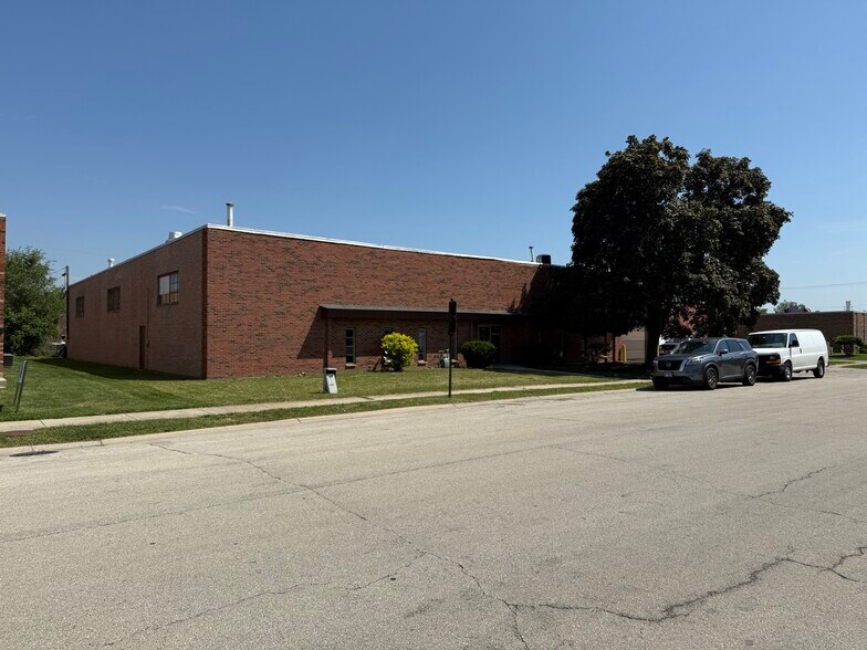 1430 Louis Ave, Elk Grove Village, IL à louer - Photo du bâtiment - Image 3 de 6