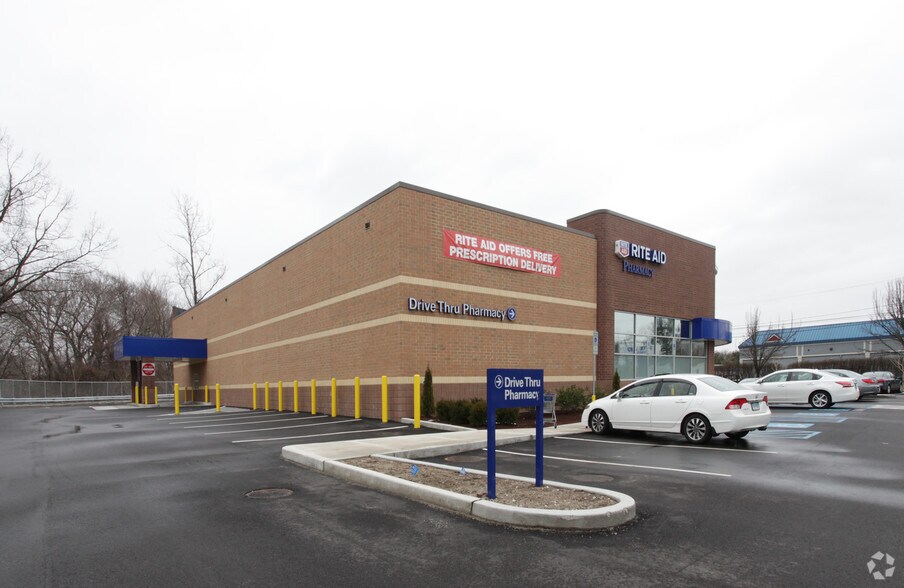 329 Ellington Rd, East Hartford, CT à louer - Photo du bâtiment - Image 3 de 6