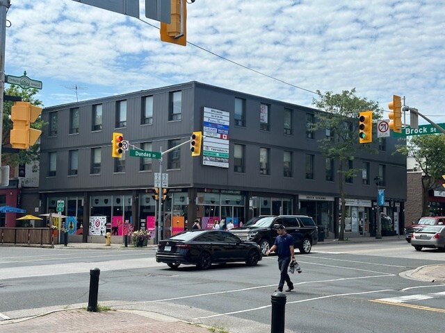 100 Brock St S, Whitby, ON à louer - Photo du bâtiment - Image 3 de 4