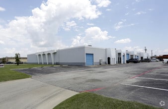 2702 Industrial Ln, Garland, TX à louer Photo principale- Image 1 de 4