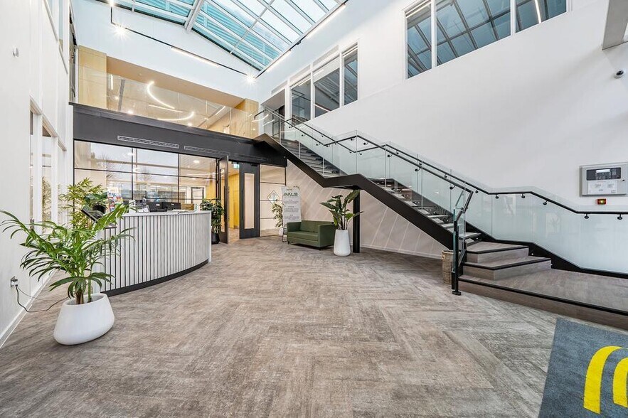 Oxford Rd, Uxbridge à louer - Photo du bâtiment - Image 3 de 14