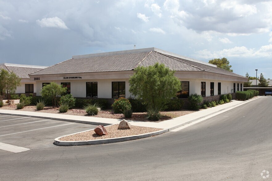 3085 E Russell Rd, Las Vegas, NV à louer - Photo du bâtiment - Image 2 de 5