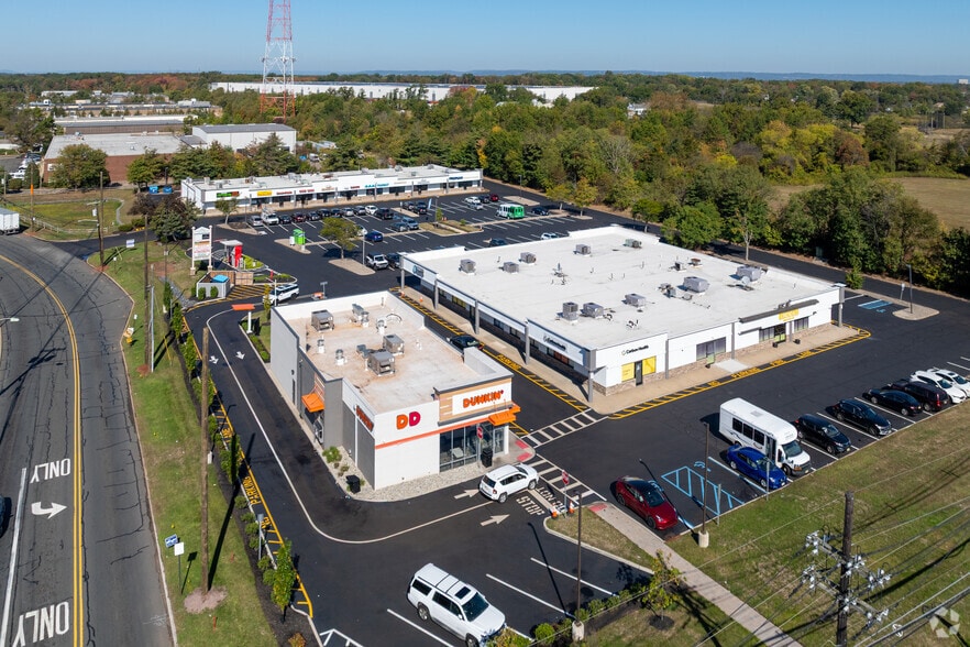 100% Leased Retail Center w/ Strong NOI portfolio of 3 properties for sale on LoopNet.ca - Building Photo - Image 1 of 16