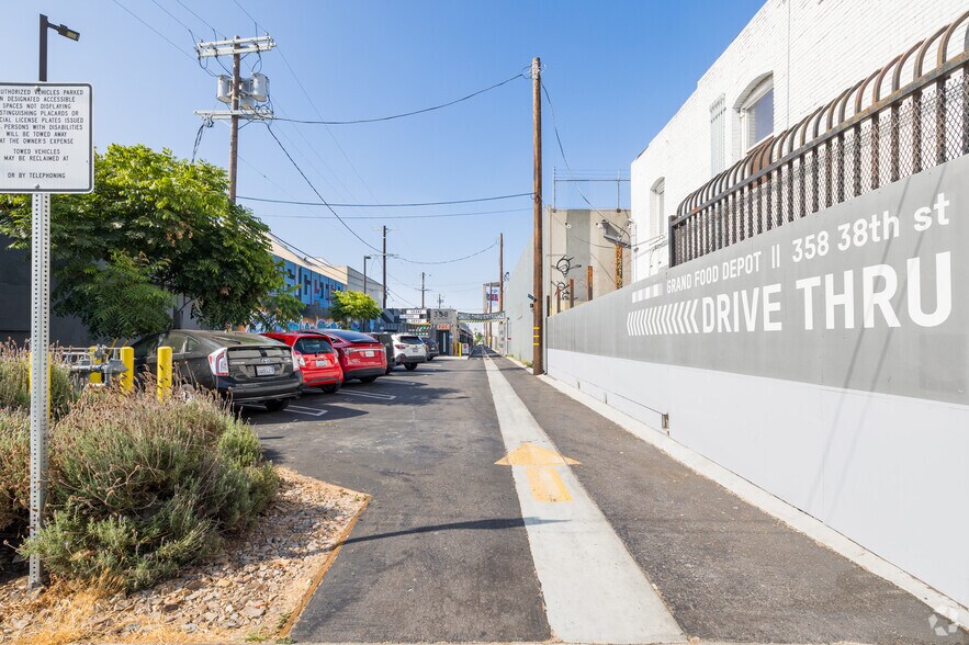 358 W 38th St, Los Angeles, CA à louer - Photo du bâtiment - Image 2 de 22