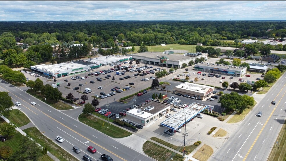 33330 W 12 Mile Rd, Farmington Hills, MI for lease - Building Photo - Image 1 of 3