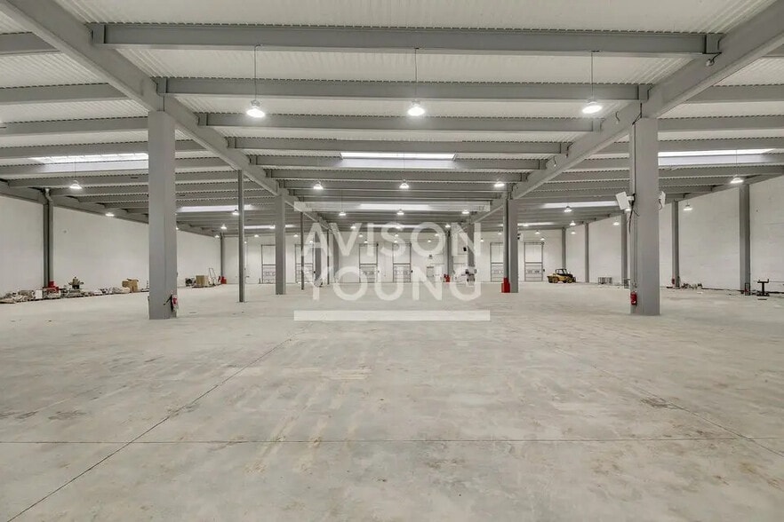 Flex in Tremblay-en-France for lease - Interior Photo - Image 1 of 5