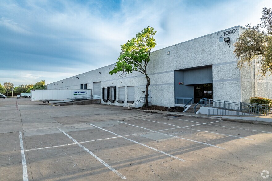 10401 Miller Rd, Dallas, TX à louer - Photo du bâtiment - Image 2 de 6