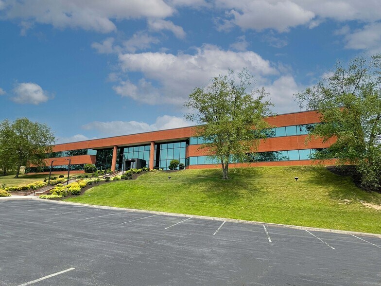 651 E Park Dr, Harrisburg, PA for lease - Building Photo - Image 1 of 8