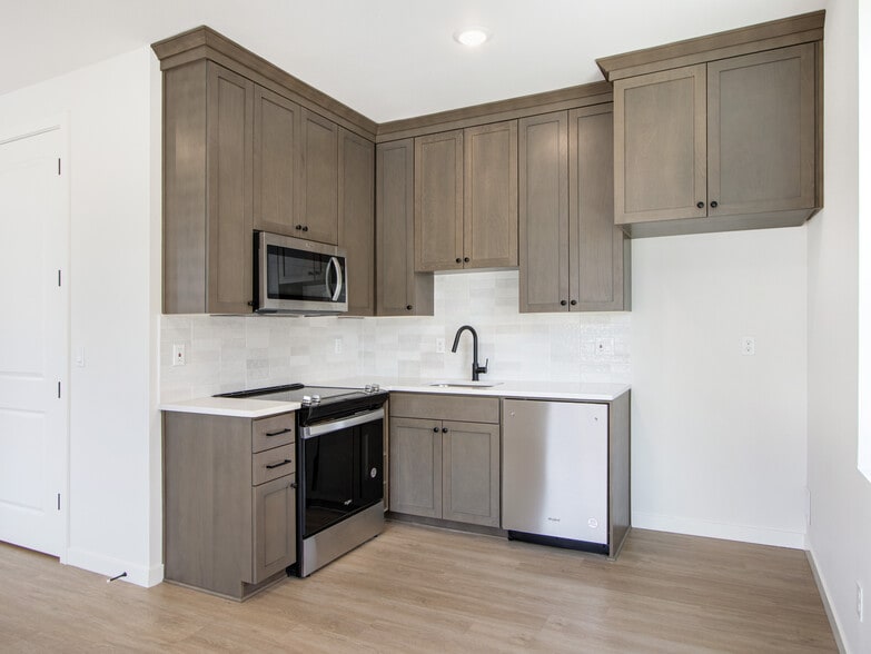 4814 SE 62nd Ave, Portland, OR for sale - Interior Photo - Image 2 of 42