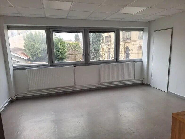 Office in Bordeaux for lease - Interior Photo - Image 2 of 18