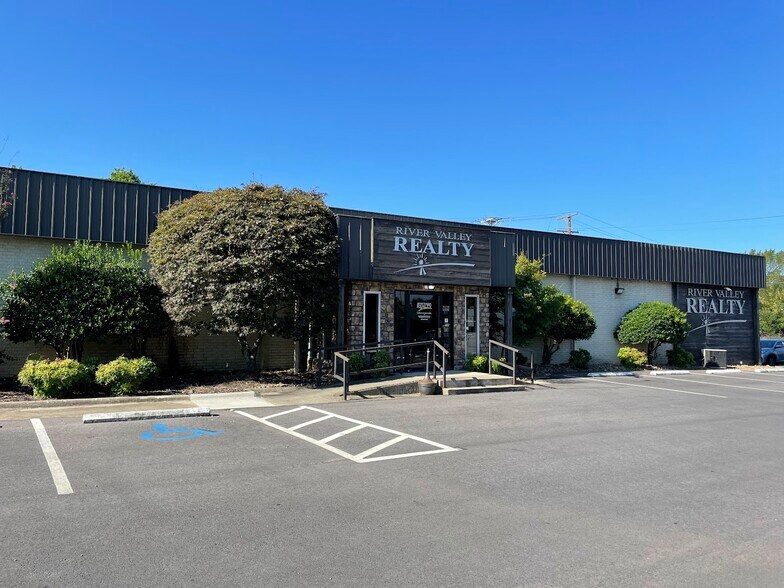 800 E Main St, Russellville, AR à louer - Photo du bâtiment - Image 3 de 25