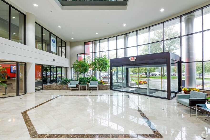 39500 Orchard Hill Pl, Novi, MI à louer - Hall d’entrée - Image 3 de 8