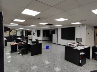 Plus de détails pour Multi-résidentiel à vendre