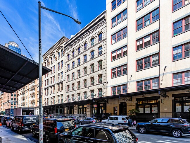 Plus de détails pour 31-33 N Moore St, New York, NY - Commerce de détail à louer