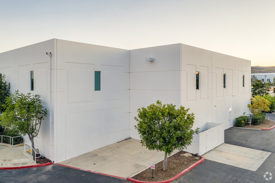 45 Tesla, Irvine, CA for lease - Building Photo - Image 2 of 16