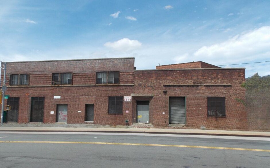 58-01 Grand Ave, Maspeth, NY à vendre - Photo du bâtiment - Image 3 de 3
