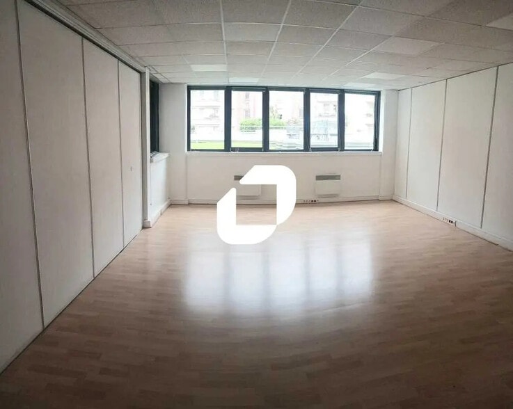 Office in Le Kremlin-Bicêtre for lease - Building Photo - Image 2 of 14