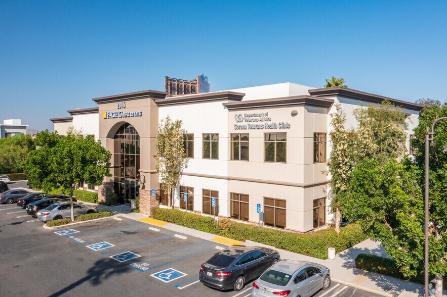 2045 Compton Ave, Corona, CA à vendre - Photo du bâtiment - Image 3 de 6