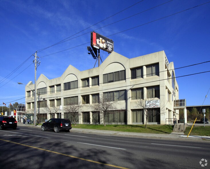 2221 Keele St, Toronto, ON à louer - Photo du bâtiment - Image 2 de 4